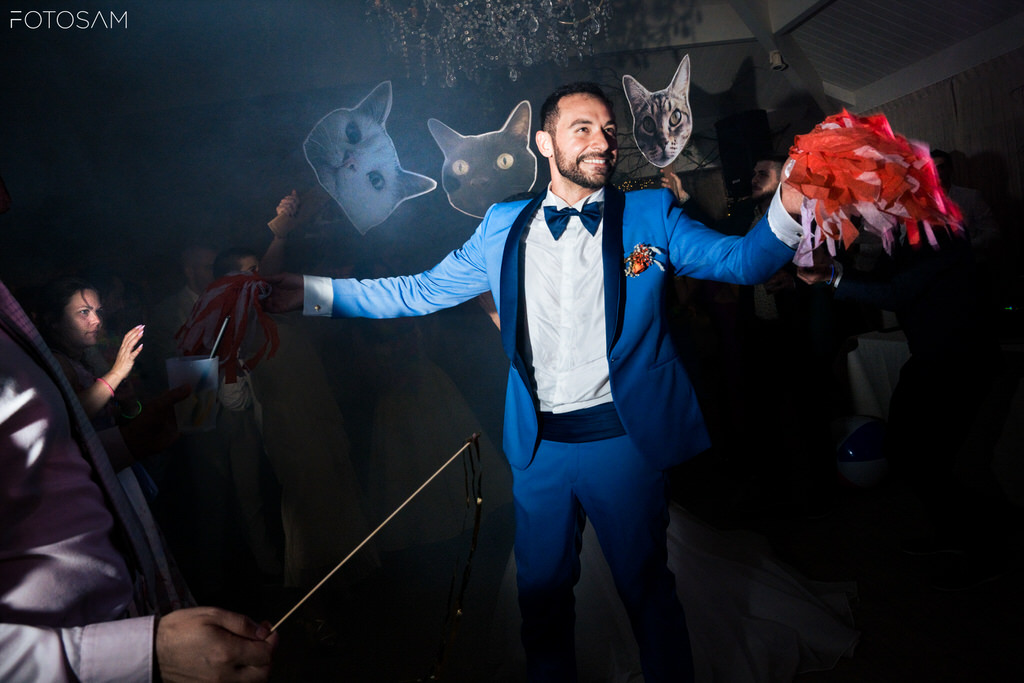 Gli sposi si abbracciano ridendo dopo un ballo swing sfrenato, tra luci e applausi