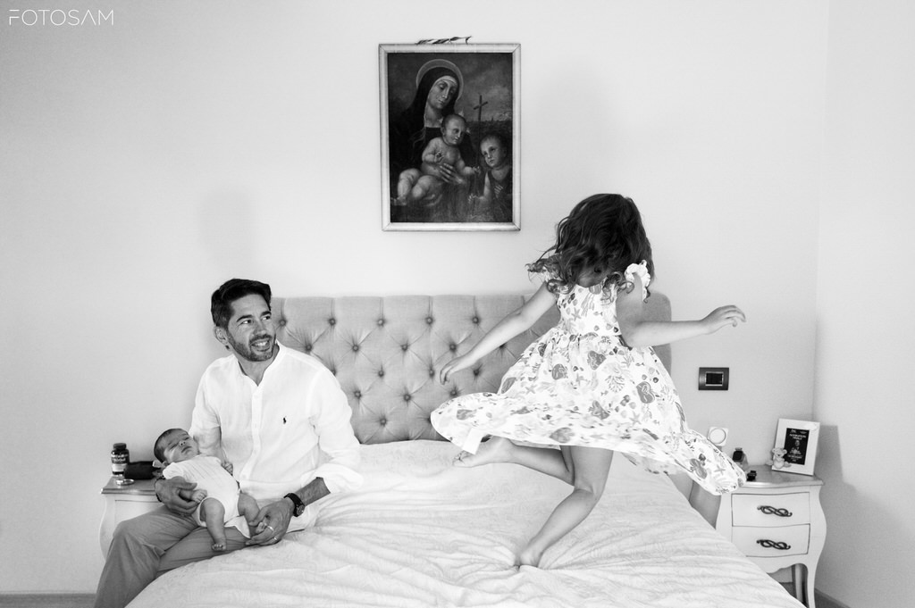 genitori-e-bambina-che-giocano-in-cameretta