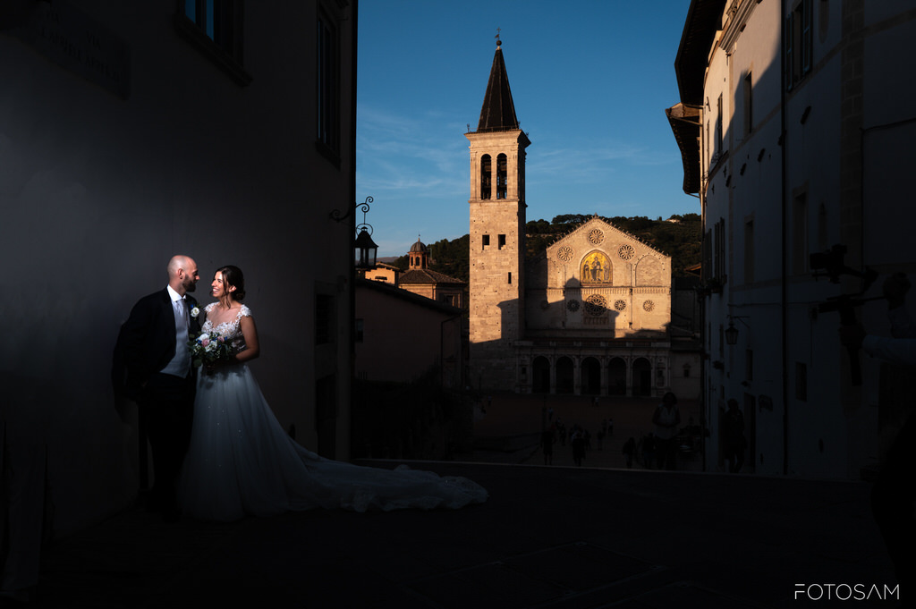 coppia di sposi tra le strade del centro storico di spoleto con scenari suggestivi