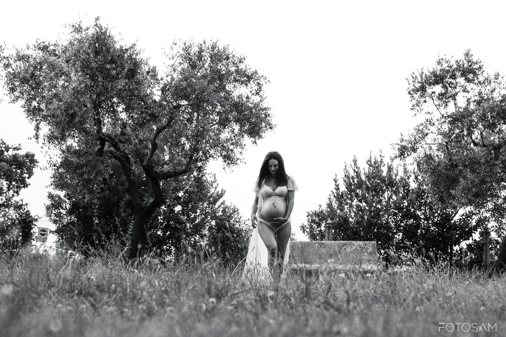 donna-in-un-campo-con-alberi-in-una-scena-poetica-e-naturale
