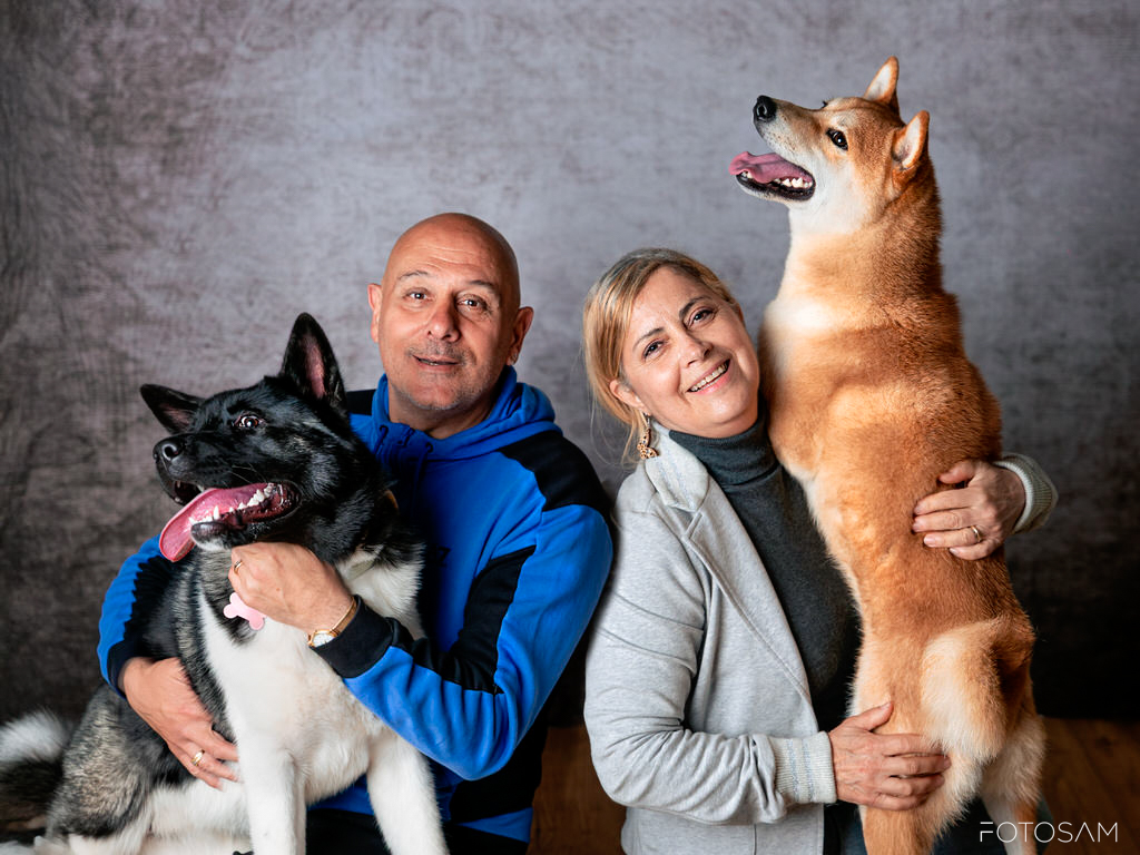 ritratto-di-coppia-con-due-cani-in-studio-fotografico