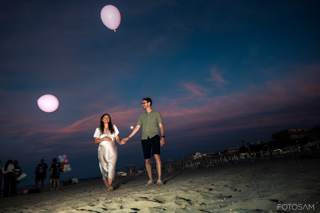 maternity-sulla-spiaggia-con-atmosfera-elegante