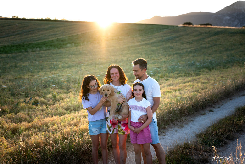 famiglia-posata-sulla-strada-di-campagna-con-luce-naturale