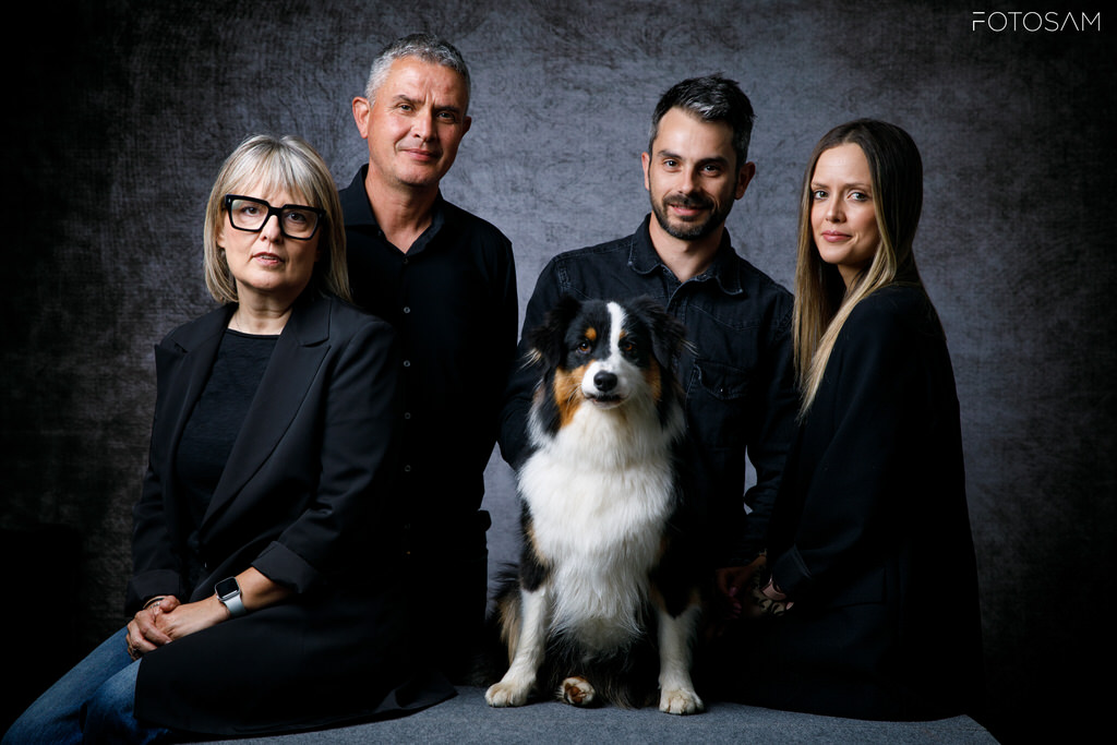 famiglia-con-cane-in-uno-scatto-di-studio-caldo-e-complice