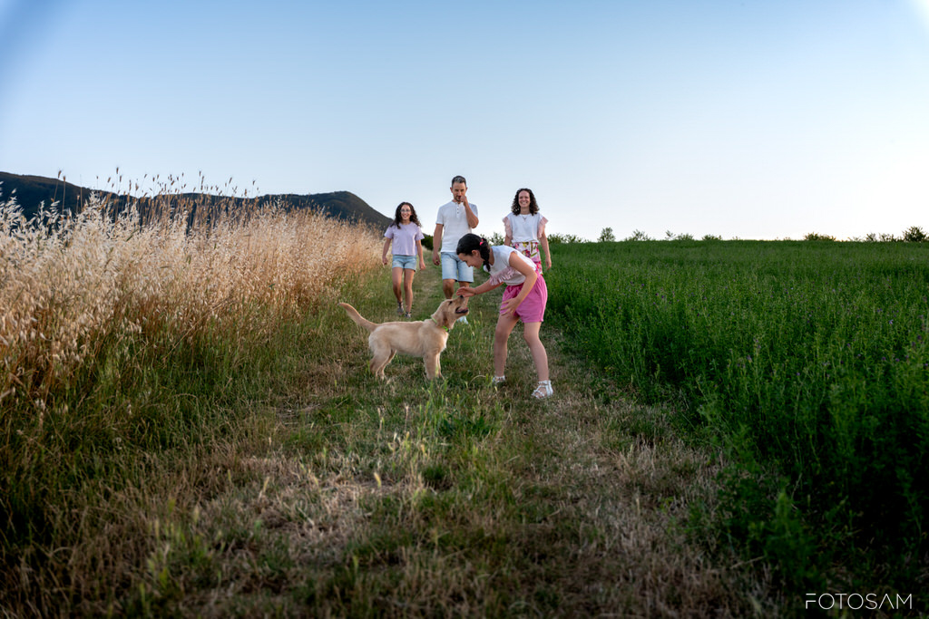 famiglia-sorridente-in-campagna-con-luogo-autentico