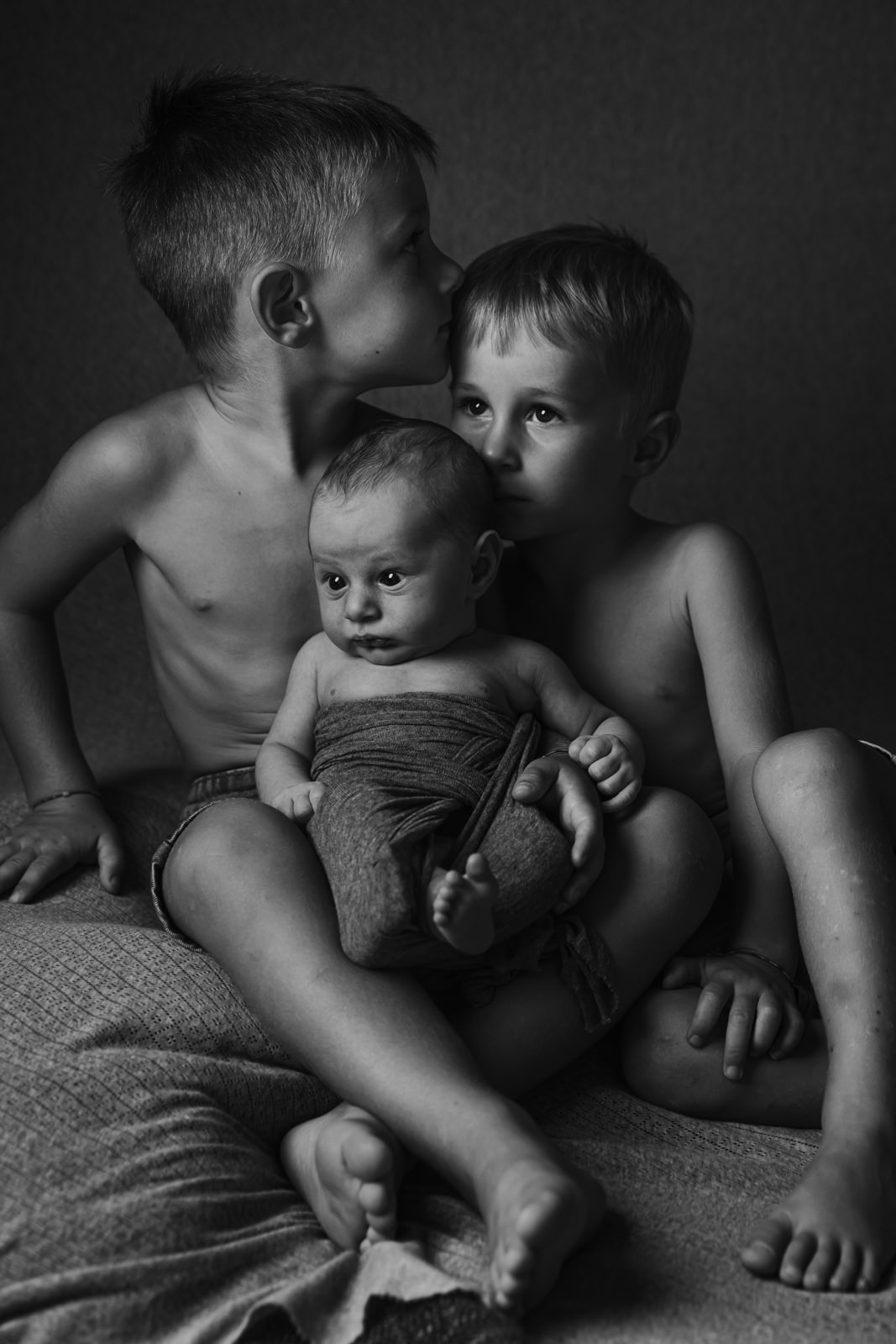 ritratto-di-neonato-con-due-fratelli