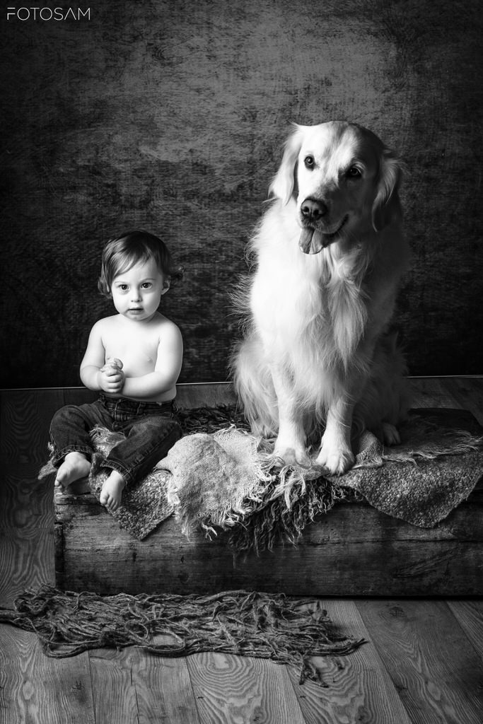 famiglia-con-bambino-e-cane-in-un-scatto-artisitico-in-bianco-e-nero