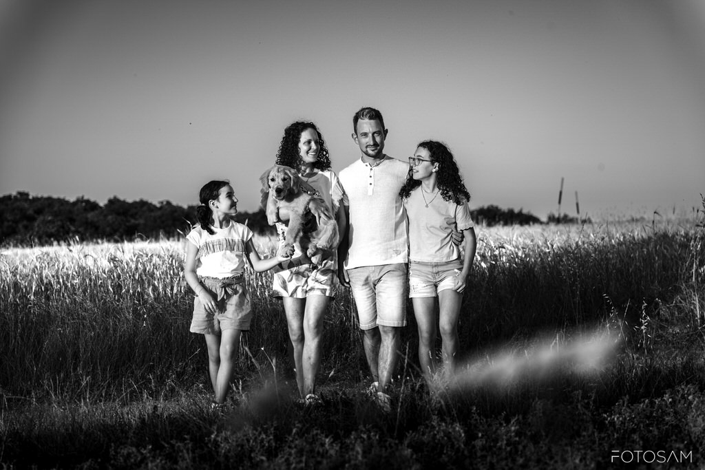 famiglia-in-campagna-con-uno-stile-classico-e-intimo