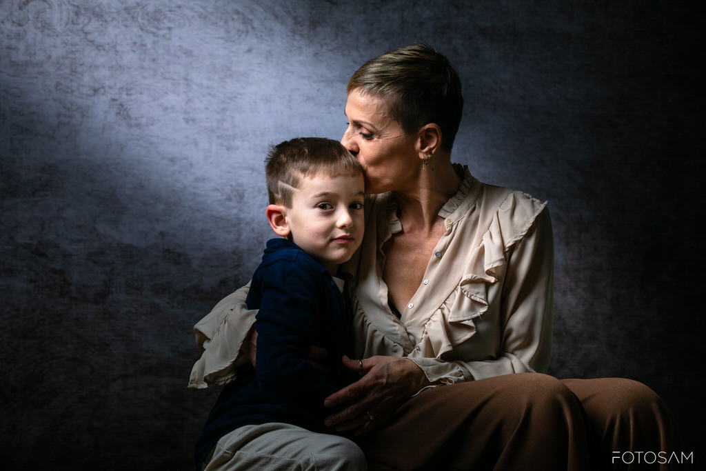 mamma-con-bambino-in-un-abbraccio-raccolto-e-naturale