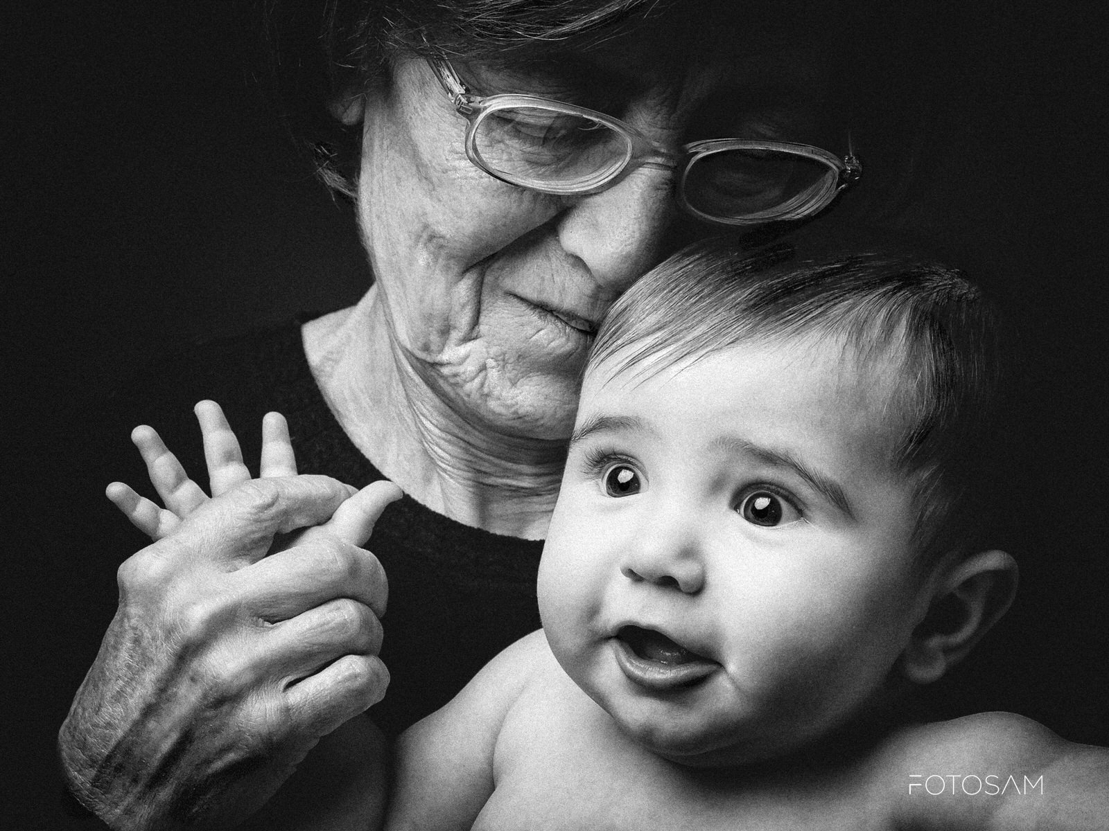 amorevole ritratto di un abbraccio tra nonna con il nipotino