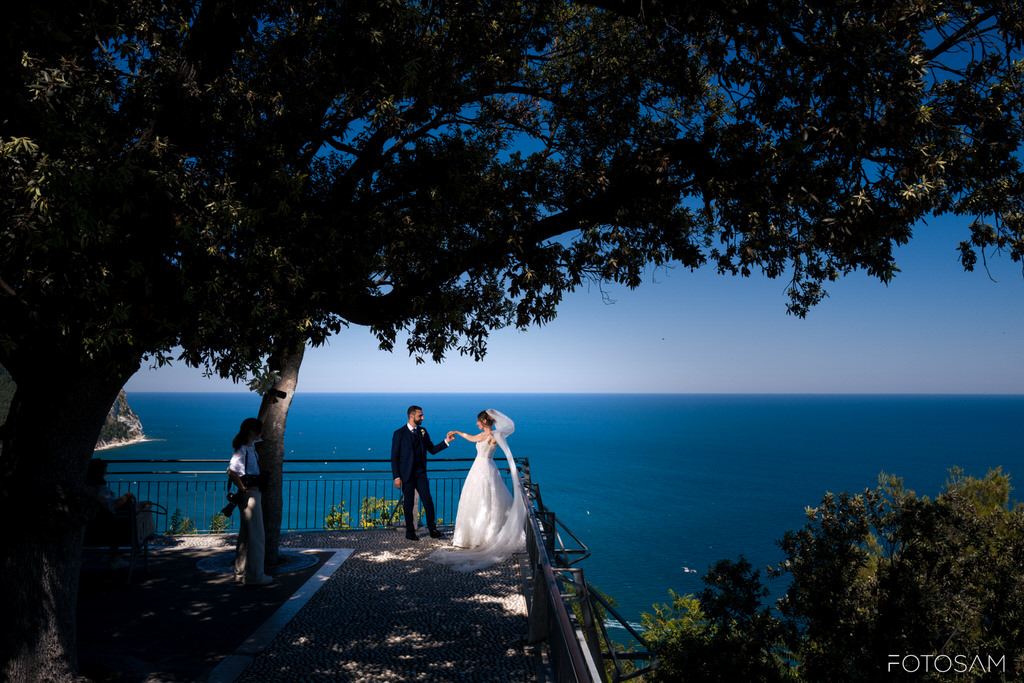 ritratto-romantico-degli-sposi-con-orizzonte-aperto-e-paesaggio-naturale