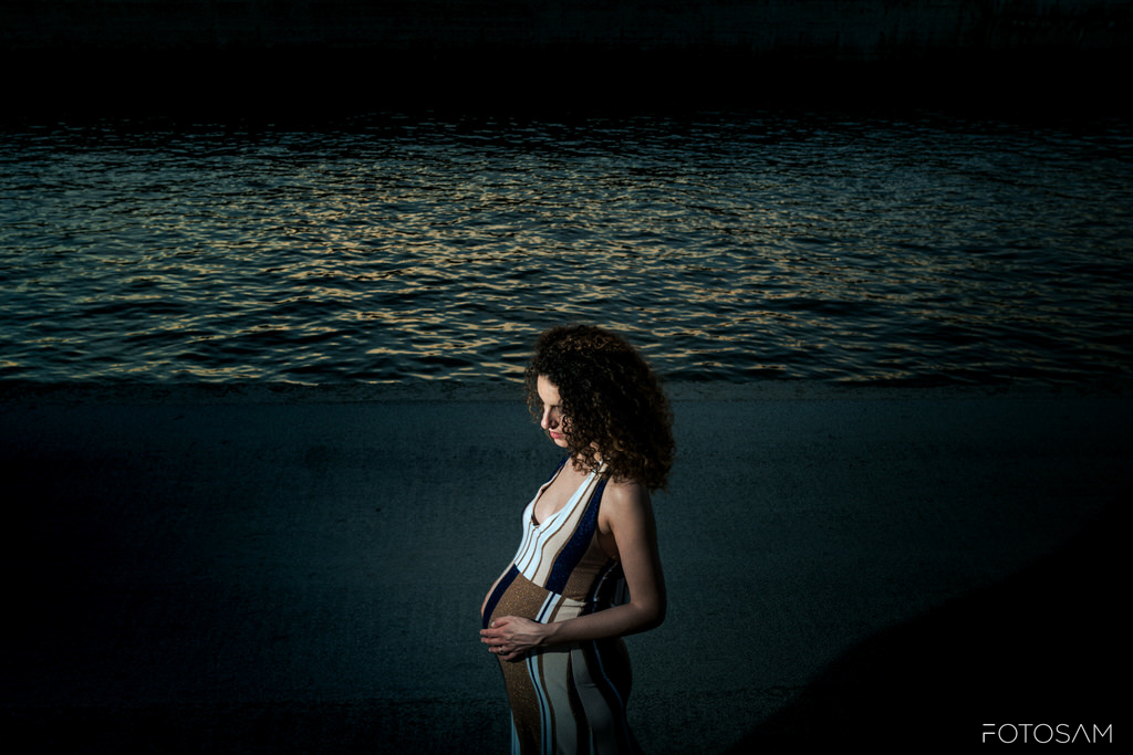 donna-incinta-in-controluce-davanti-al-mare
