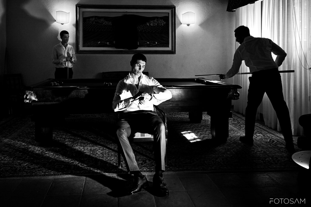 scena-in-bianco-e-nero-che-cattura-un-momento-spontaneo-tra-gli-invitati-e-lo-sposo-durante-i-preparativi-emozione-autentica