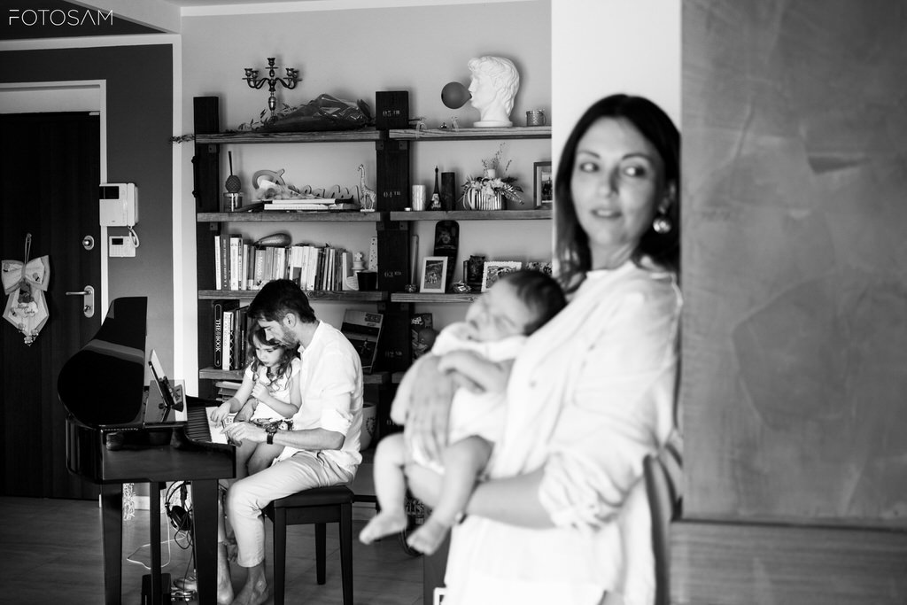 momenti-di-cura-tra-genitori-e-figli-nella-loro-casa