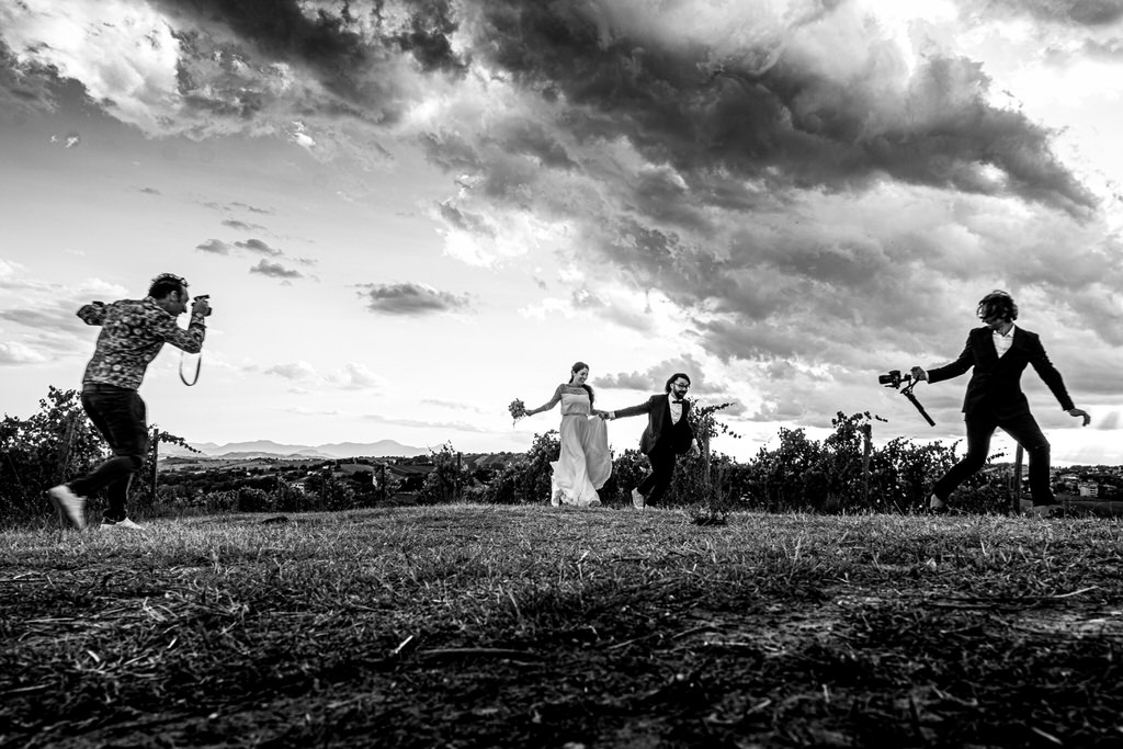 samuele-ciaffoni-fotografo-creativo-marche-emiliaromagna-umbria Samuele Ciaffoni di FotoSam Creative Wedding, top 50 fotografo matrimoniale WPJA 2025, ritratto in studio a Senigallia con attrezzatura professionale per reportage artistici.