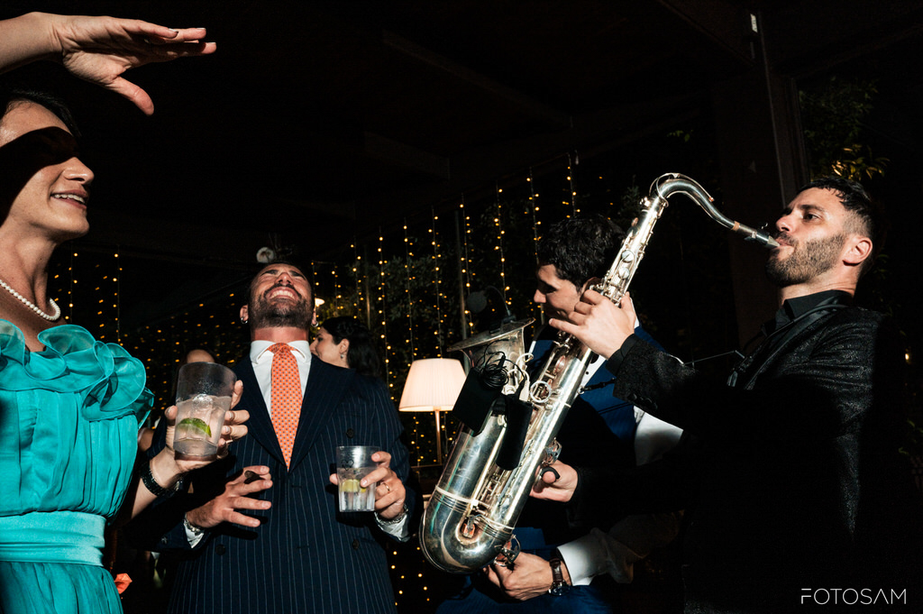 dettaglio-del-saxista-che-anima-la-serata-mentre-gli-invitati-brindano-e-ballano