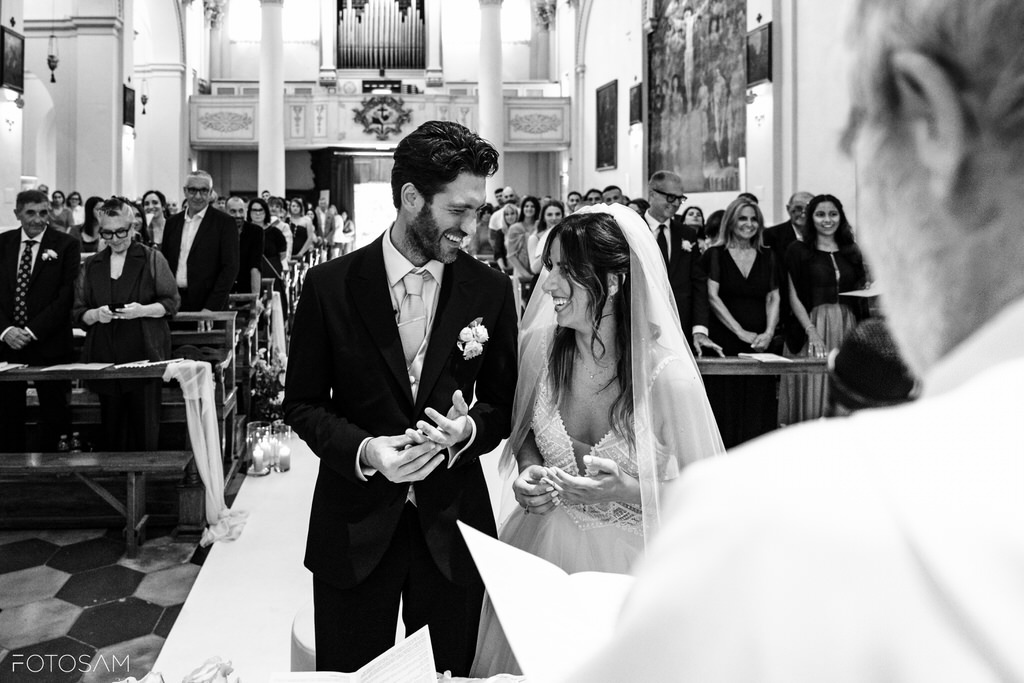 Scambio delle fedi in un momento intimo e commovente durante un matrimonio nel Montefeltro