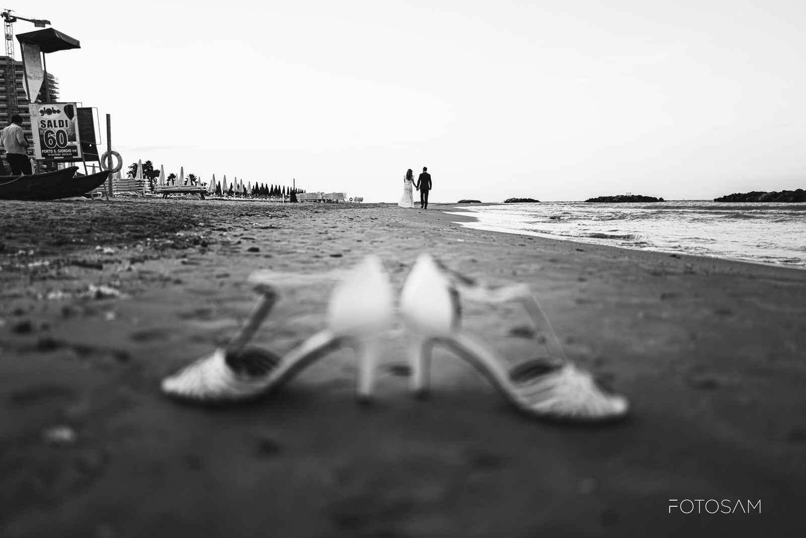 scarpe della sposa appoggiate sul bagnasciuga