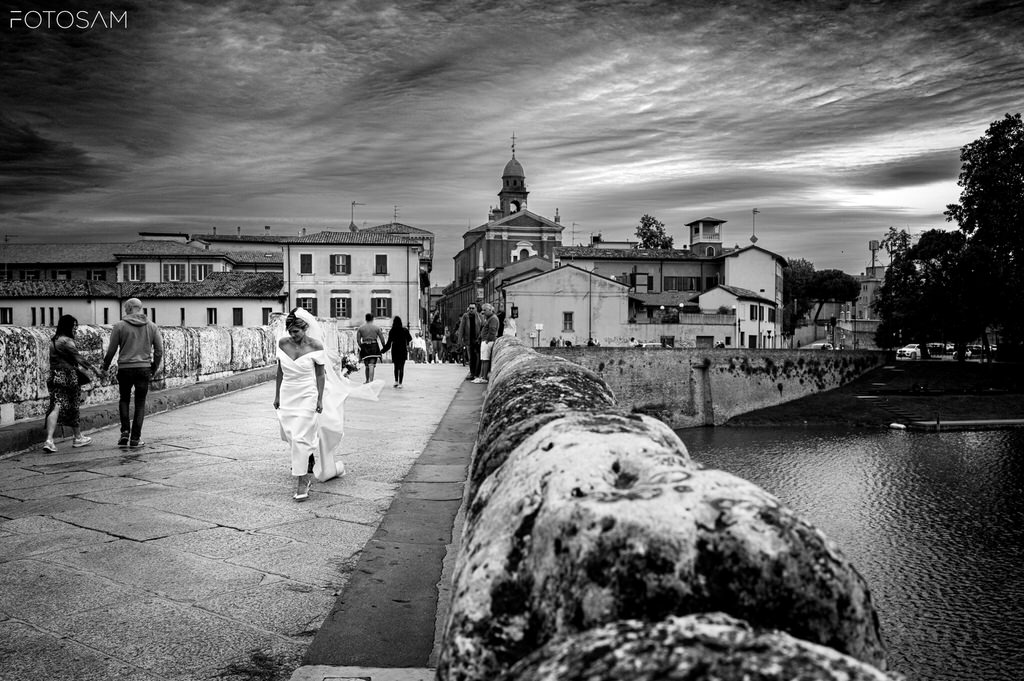 scorcio-in-bianco-e-nero-di-un-paesino-con-persone-tenuta-mara