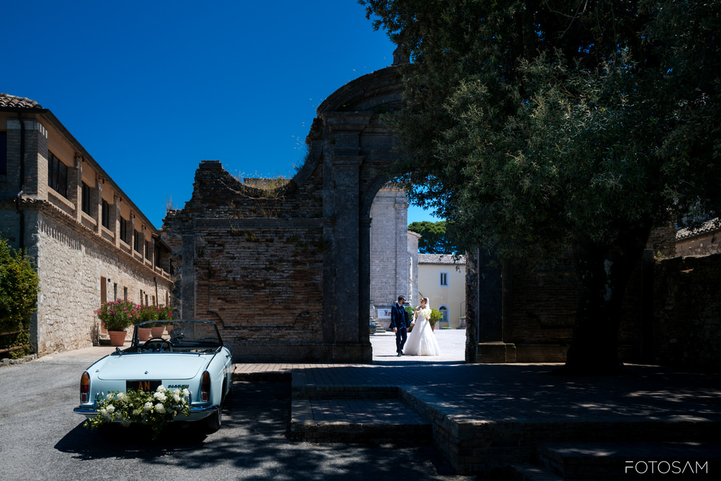 gli-sposi-ripresi-tra-le-vie-del-centro-storico-di-sirolo