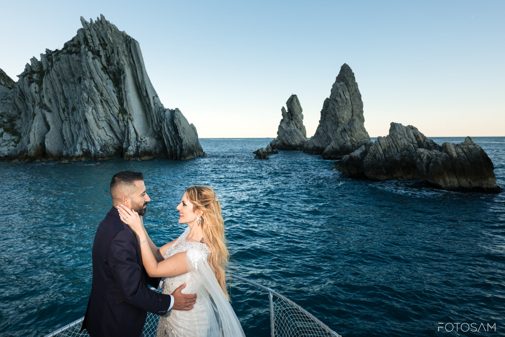 shooting-esclusivo-via-mare-con-foto-spontanee-ed-emozionali-degli-sposi