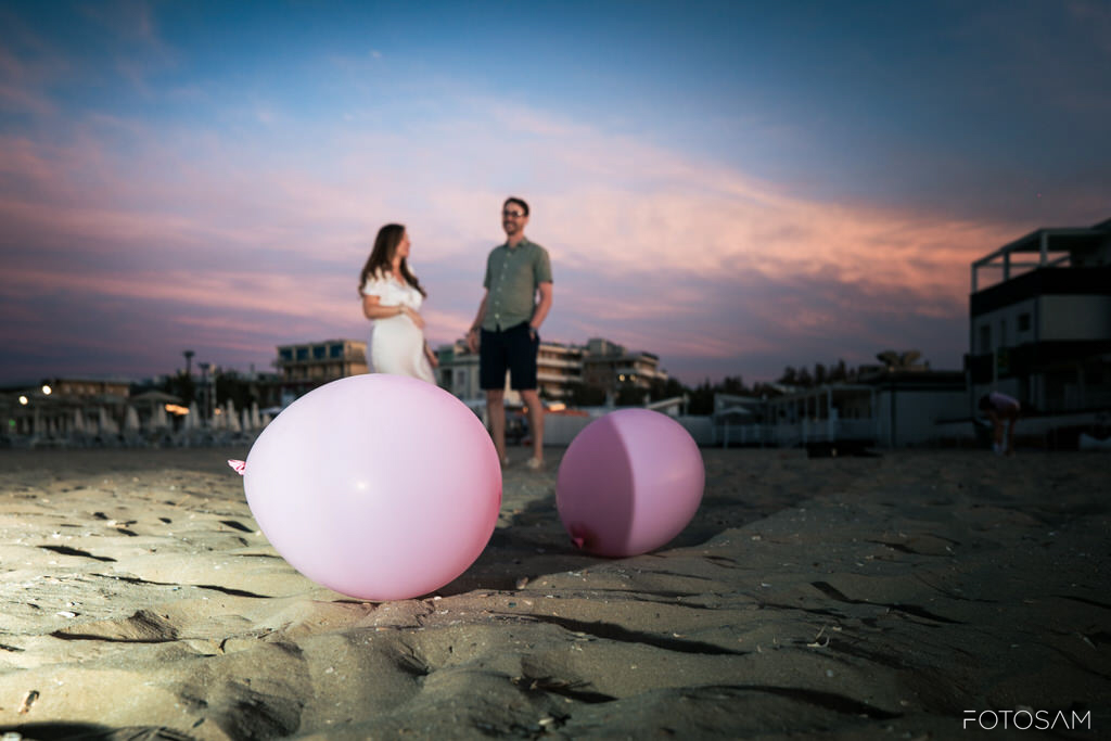 donna-in-gravidanza-sulla-spiaggia-con-luce-morbida