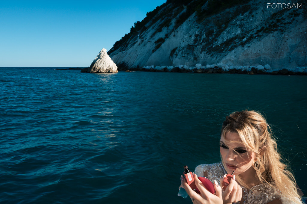 servizio-fotografico-post-matrimonio-al-mare-in-barca-lungo-la-riviera-del-conero