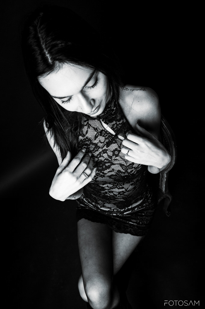 donna-con-abito-nero-lucido-in-posa-raccolta-per-un-ritratto-artistico