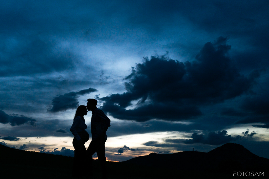 coppia-in-attesa-in-silhouette-con-cielo-azzurro-e-nuvole