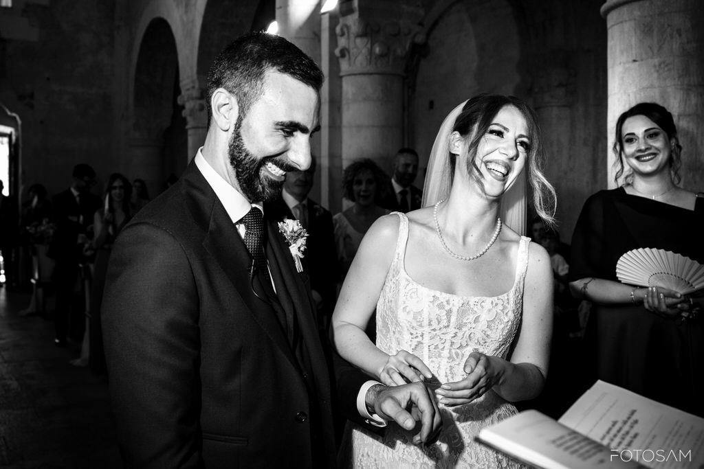 gli-sposi-condividono-un-momento-di-felicità-e-complicità