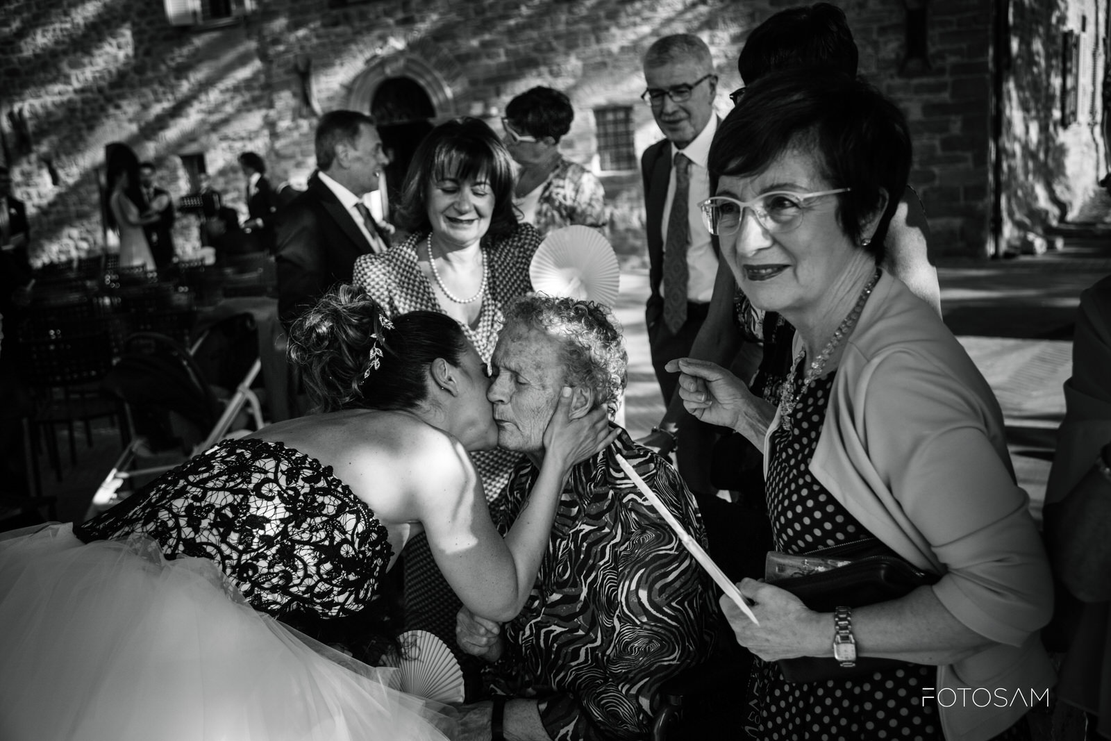la-sposa-bacia-la-nonna
