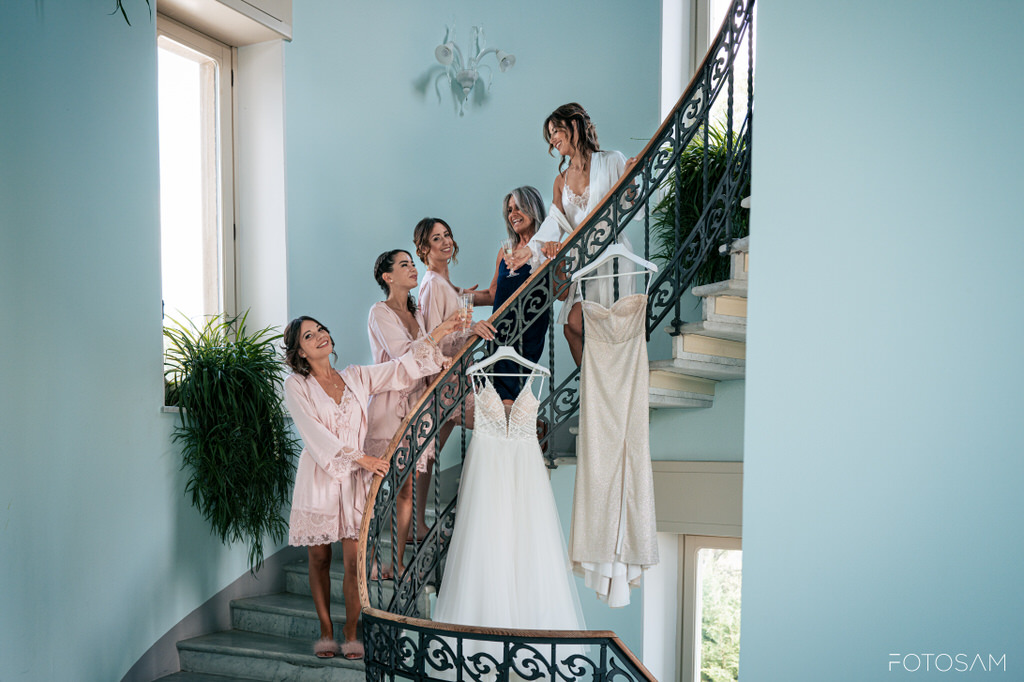 La sposa scende la scala con le damigelle in un’elegante villa in stile Liberty nel cuore del Montefeltro