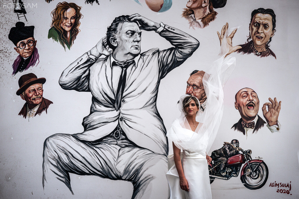 ritratto-della-sposa-accanto-a-murale-artistico-matrimonio-biodinamico-rimini