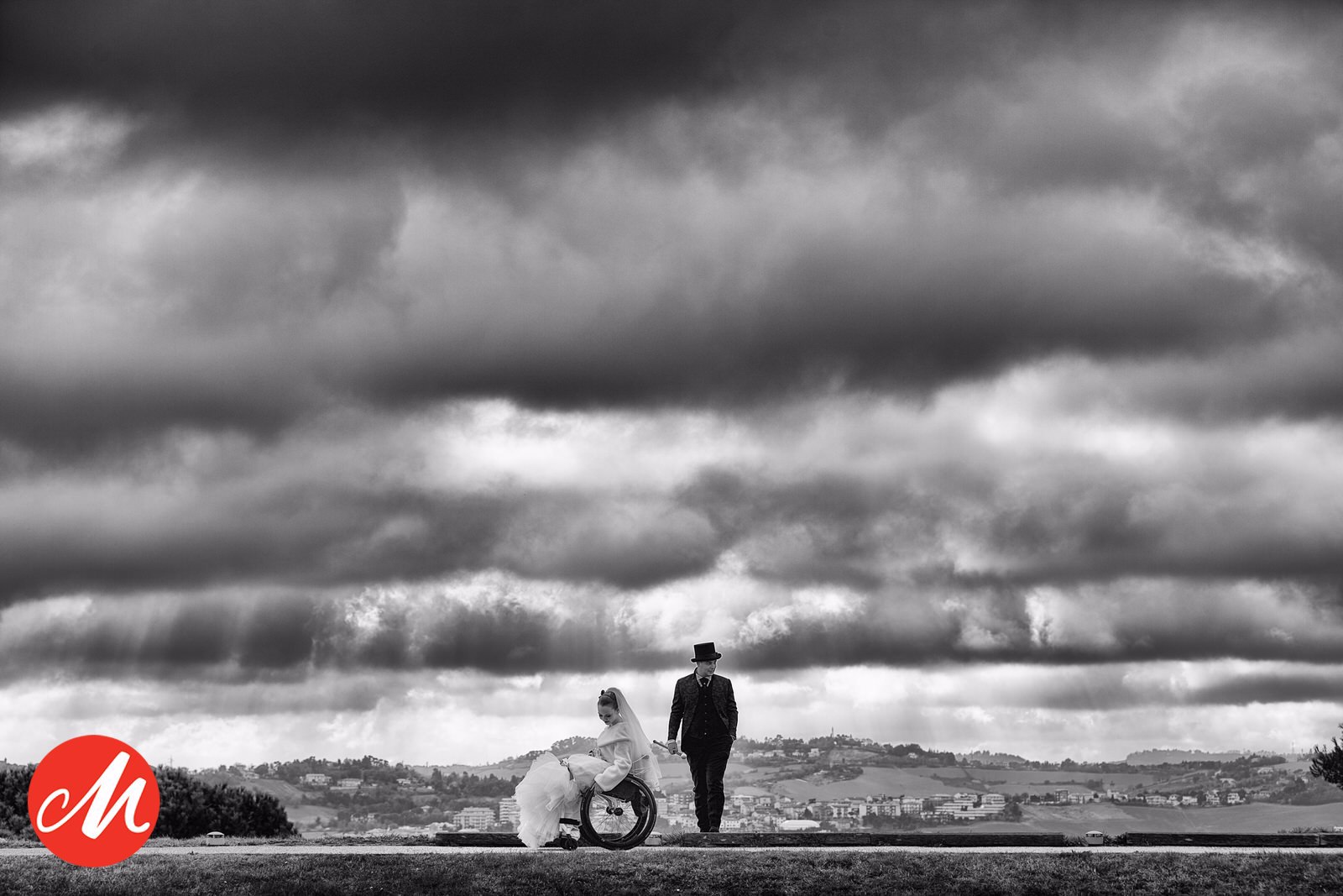 foto di matrimonio con sposa in sedia a rotelle