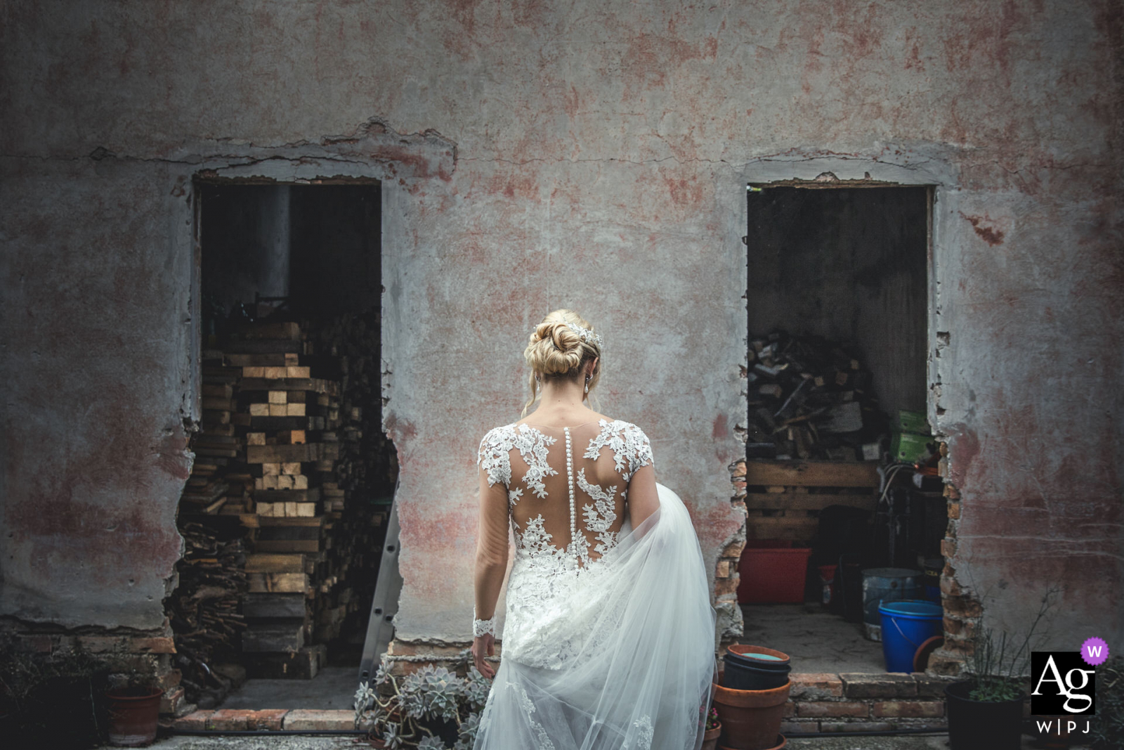 Sposa davanti alla legnaia.