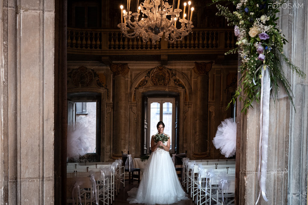 sposa in abito bianco in un interno storico di spoleto tra eleganza e fascino architettonico