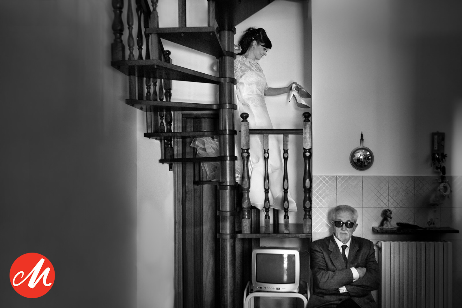Sposa scende le scale.