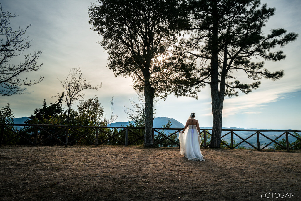 sposa-in-un-viale-alberato-con-vista-panoramica