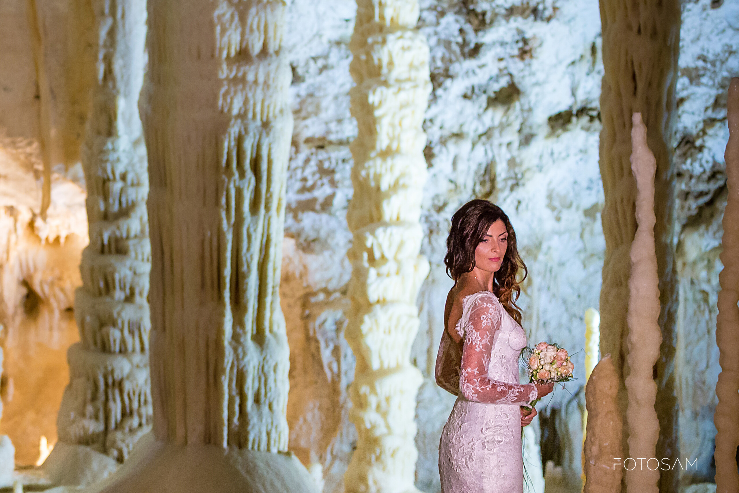 sposa-in-mezzo-alle-stalattiti-stalagmiti