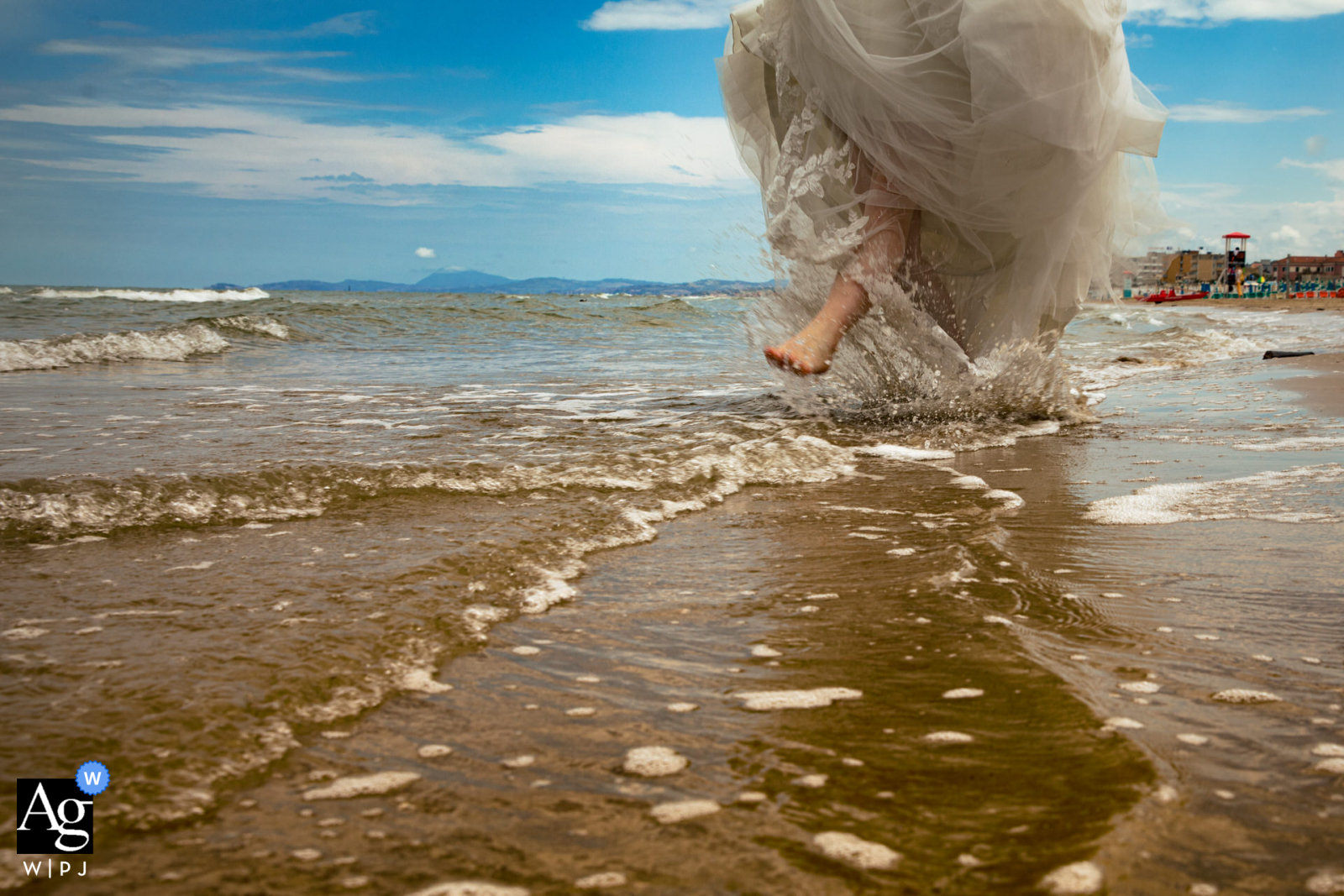Sposa sul bagnasciuga.