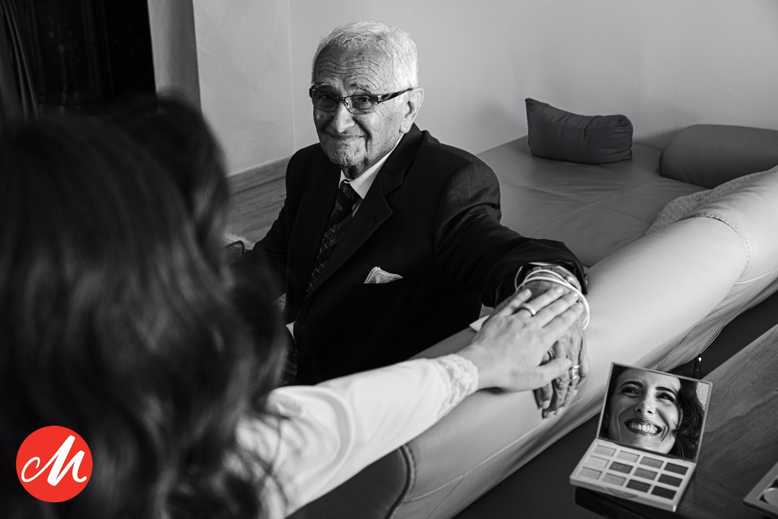 sposa tiene dolcemente la mano del nonno