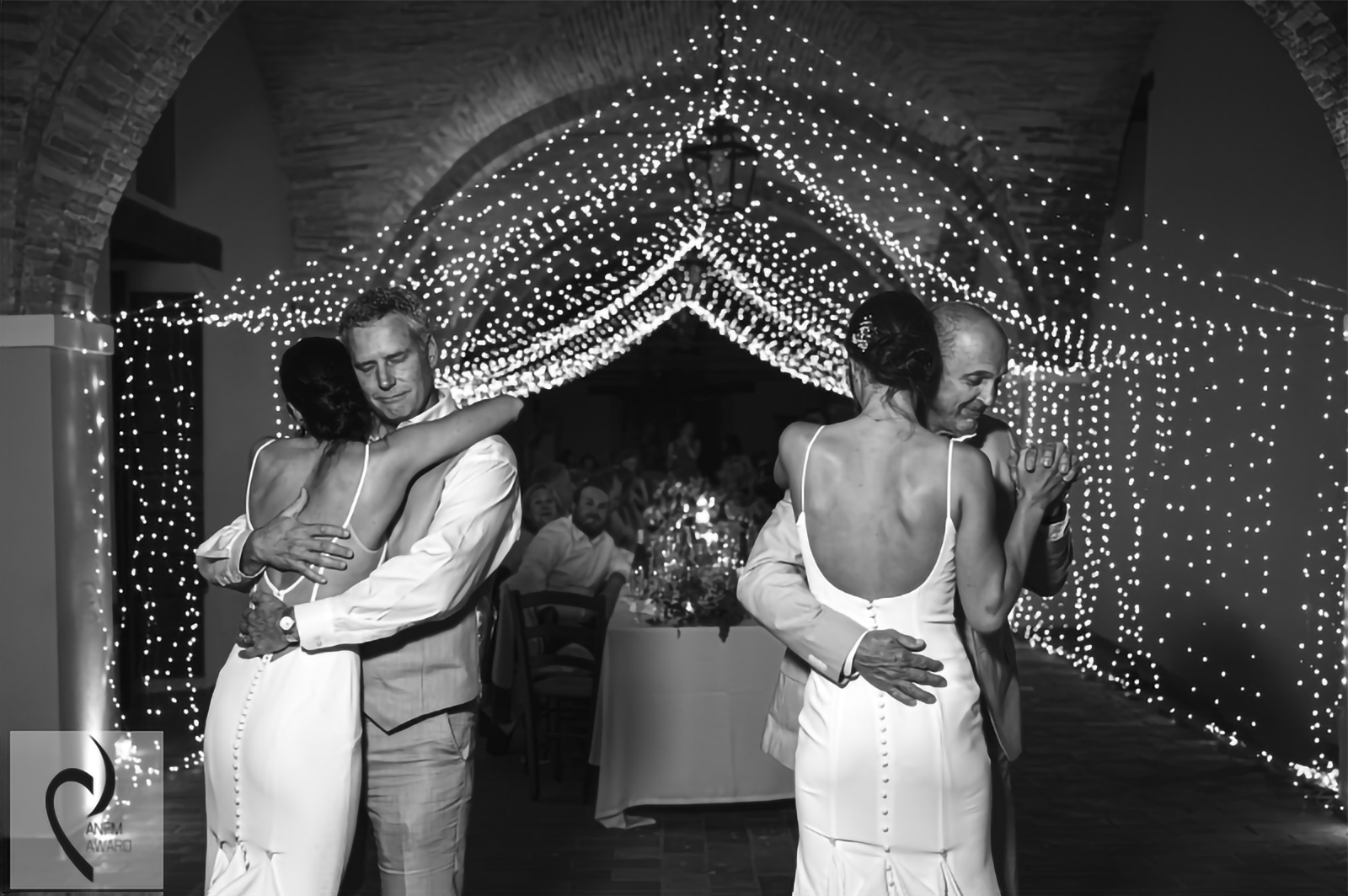 Le spose ballano con i loro papà