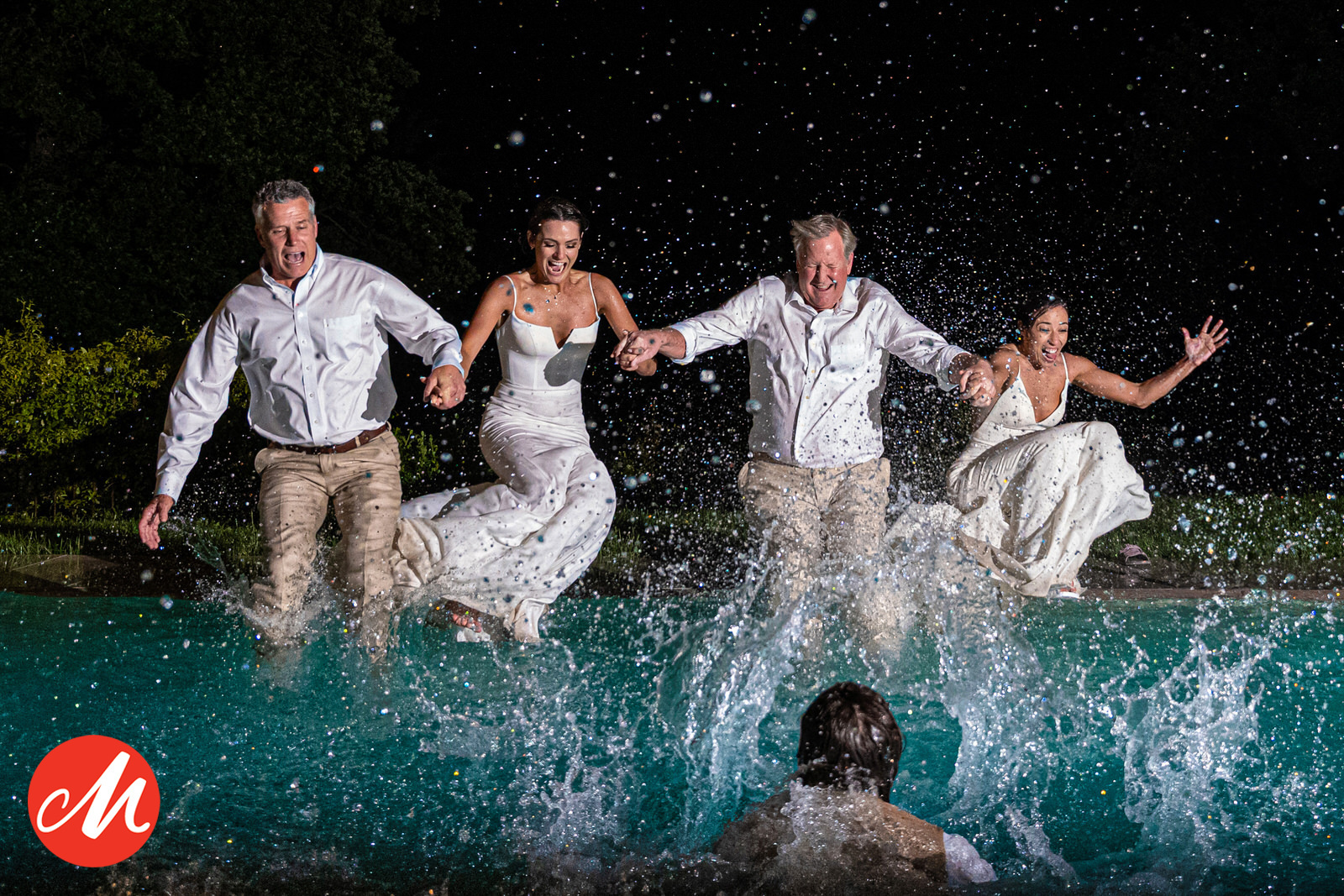 spose si tuffano in piscina