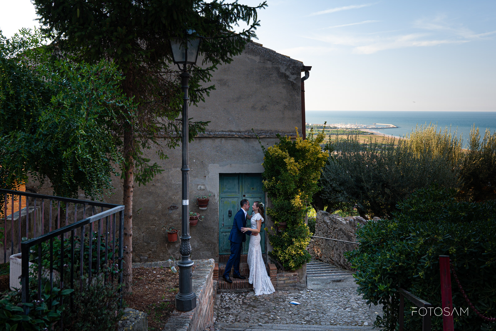 sposi abbracciati a torre di palme