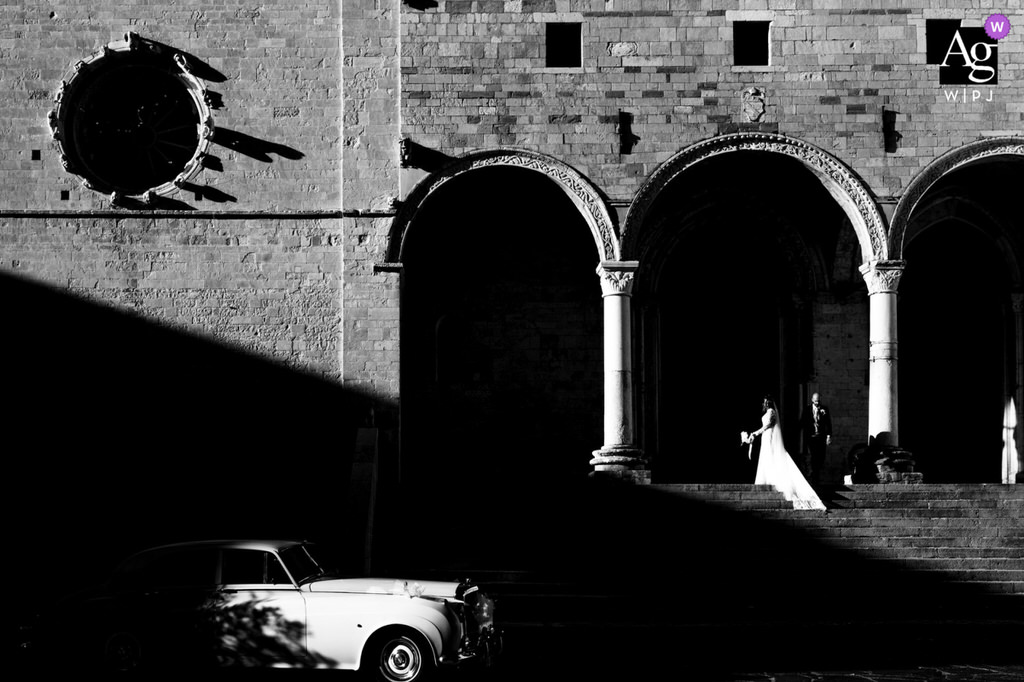 coppia-sotto-arco-della-chiesa