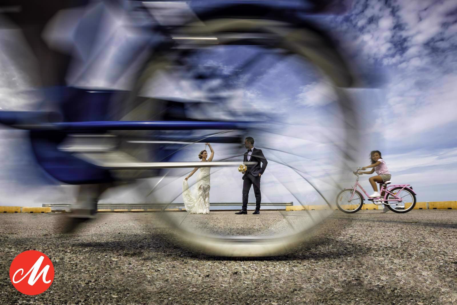 Sposi con bicicletta.