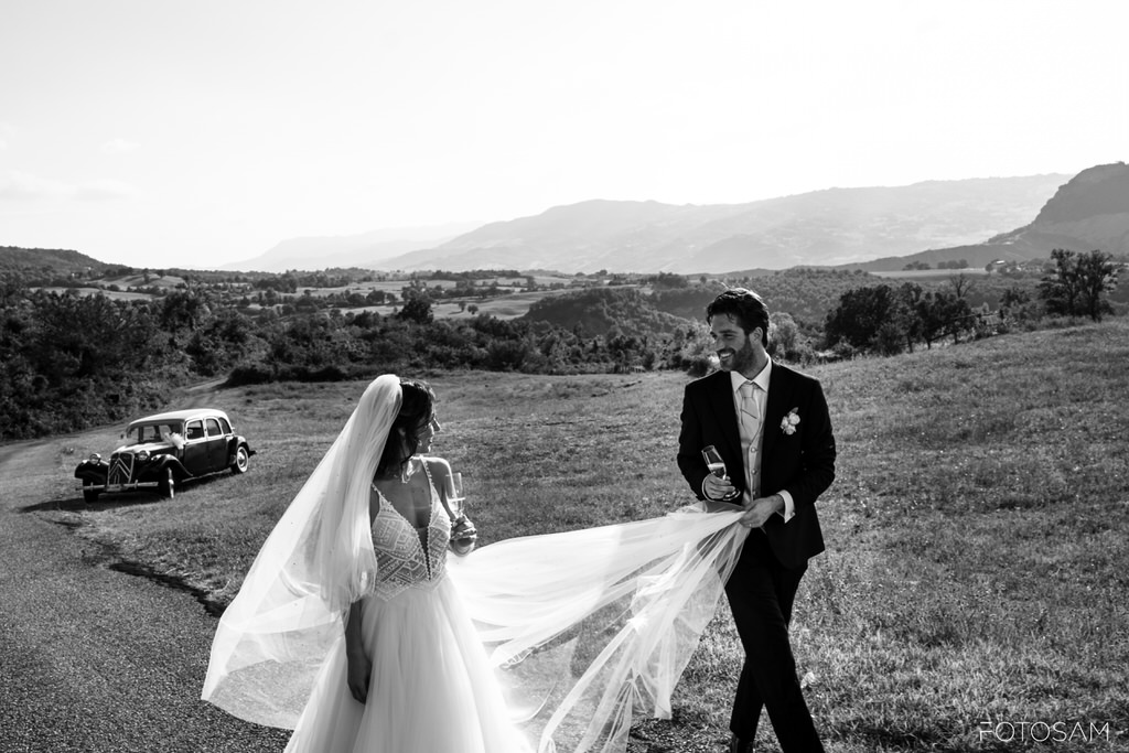 Gli sposi passeggiano nella campagna dorata del Montefeltro, circondati da natura e romanticismo