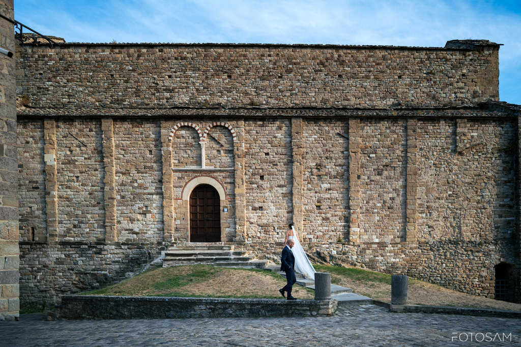 sposi-fotografati-davanti-a-una-chiesa-storica-in-pietra-a-san-leo