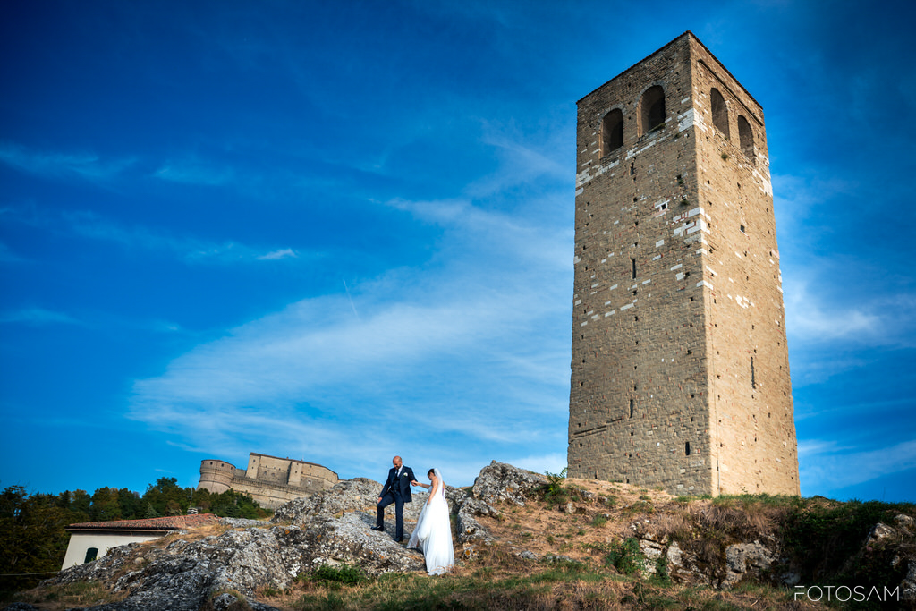 coppia-di-sposi-davanti-alla-torre-della-rocca-di-san-leo