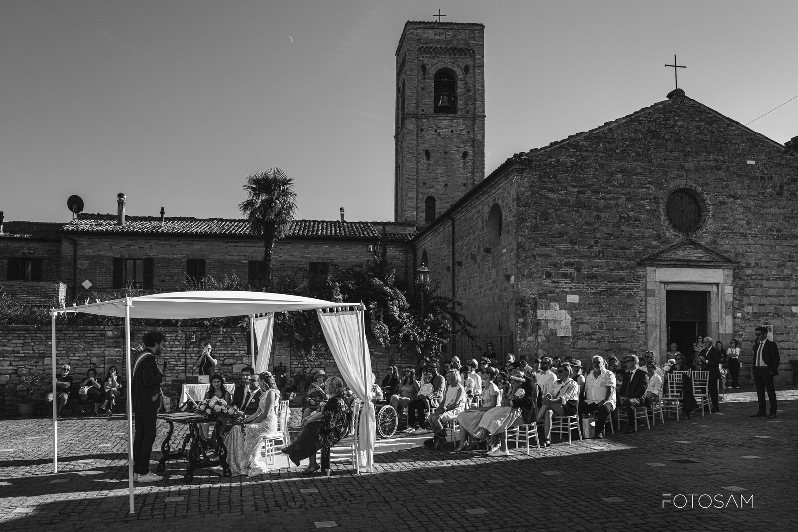 sposi davanti alla chiesa di santa maria a mare